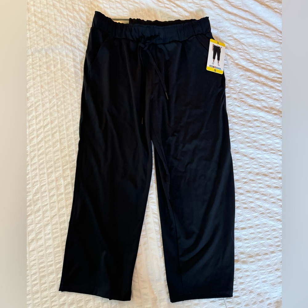 Women’s 32 degree black capri pants